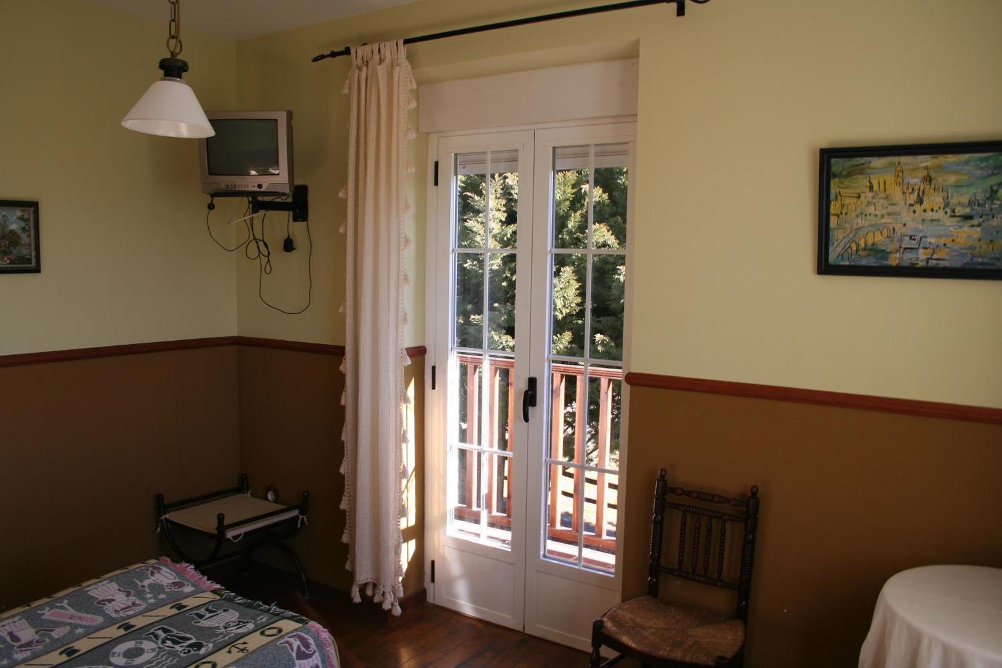La Casona De Collado Guest House Hoyos del Collado Luaran gambar