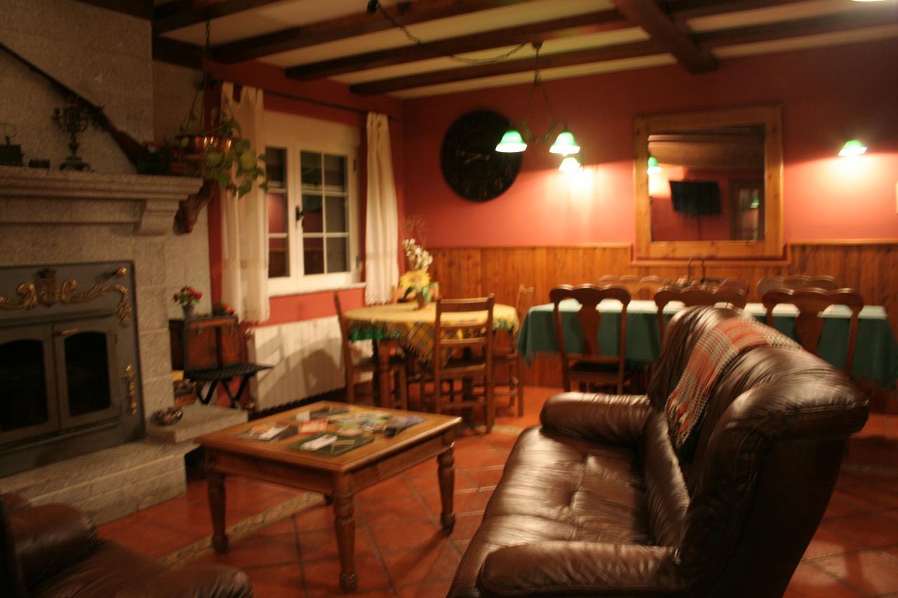 La Casona De Collado Guest House Hoyos del Collado Luaran gambar
